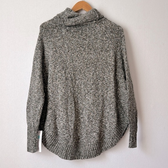 Stitchfix Poncho Sweater NWT Leo & Nicole Womens XS Grey Soft Cozy Knit Pullover - Picture 12 of 15